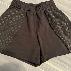 NWOT Lululemon Embossed Panel 4” high rise shorts